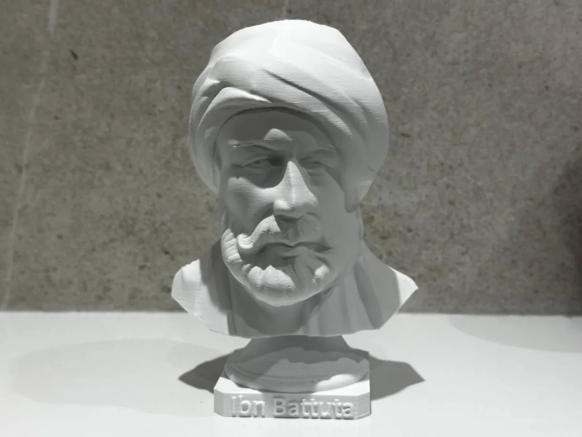 Célébrez l’héritage d’Ibn Battûta avec cette statue 3D-imprimée, conçue avec du PLA+ écologique et une impression haute précision. Un hommage parfait pour les amateurs d’histoire et de culture marocaine.