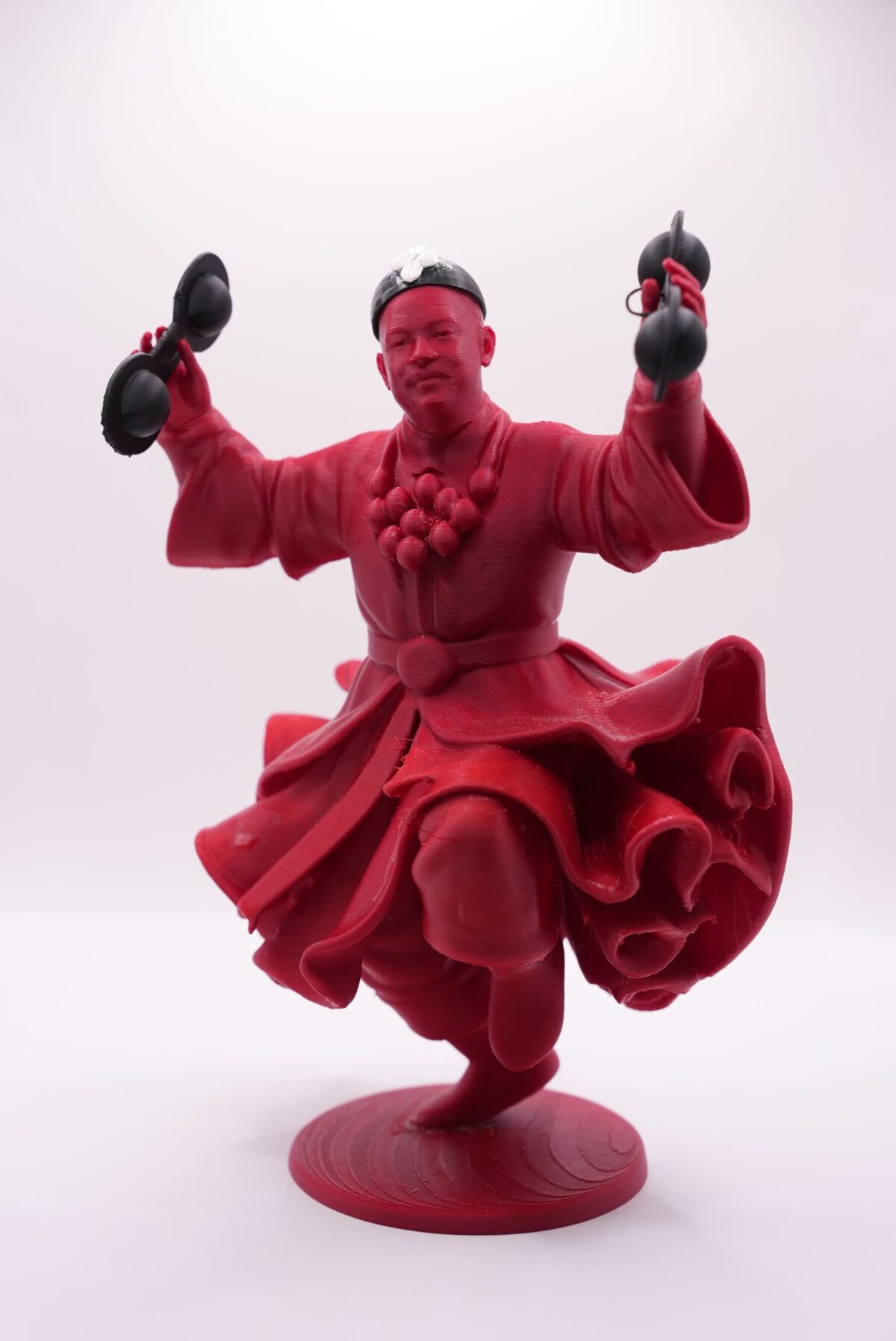 Statue Gnaoui Kbakab – L’âme rituelle de la musique marocaine (25 cm)