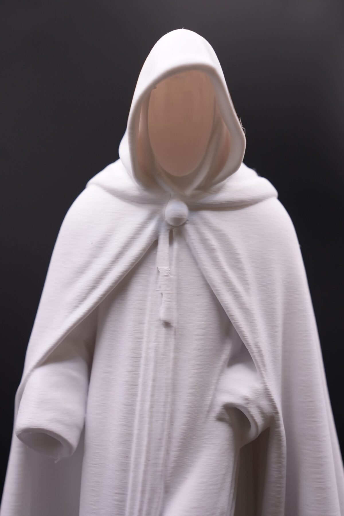 Statue en édition limitée de 45 cm en PLA noir mat représentant un homme en djellaba et selham, hommage minimaliste au patrimoine marocain.